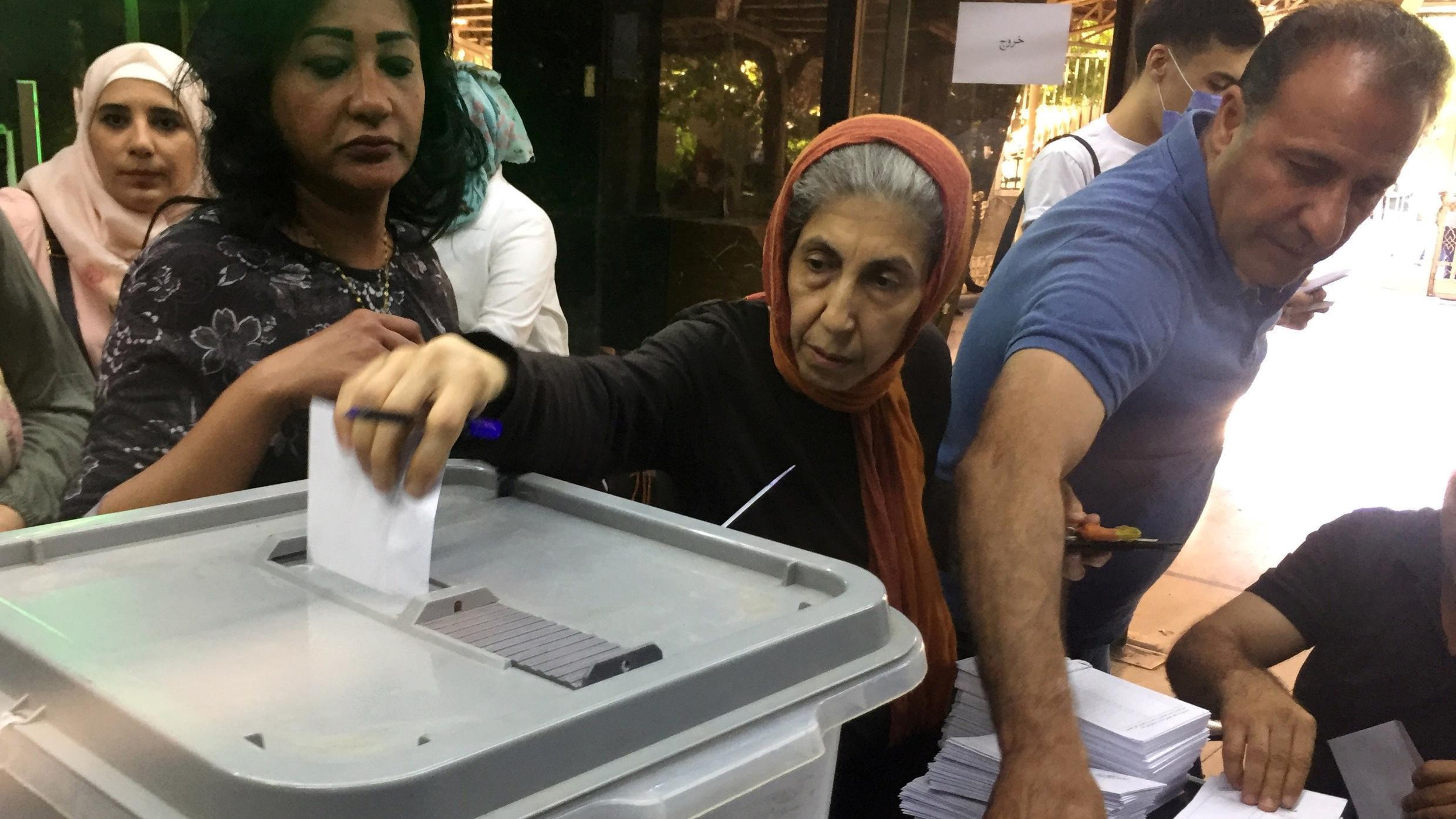 Cientos de sirios participaron en las elecciones parlamentarias